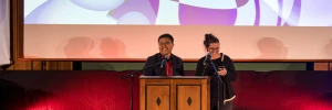 Zwei Personen auf einem Podium, im Hintergrund fluctoplasma Visual.